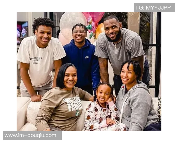 布莱斯分享詹姆斯全家福感恩瞬间幸福洋溢温馨家庭时光