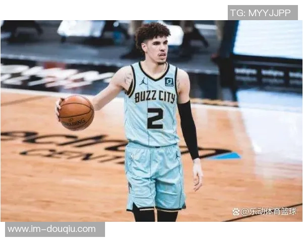 热火队远程轰炸三分球表现出色八名球员共同贡献19记三分球